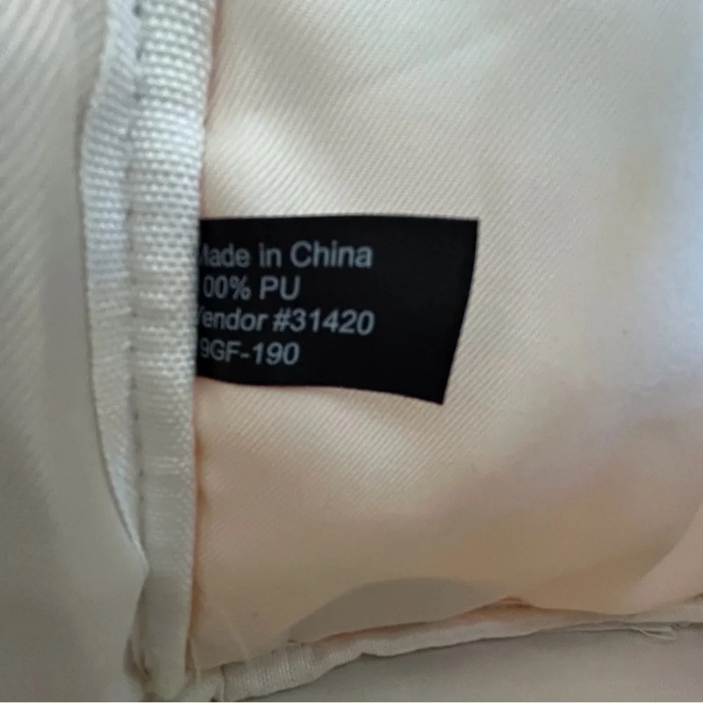 White guess backpack (LA) - Picture 7 of 7